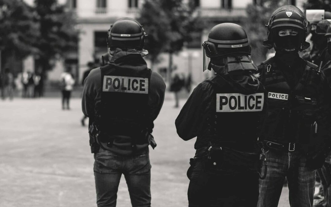 Policier de la BAC, instructeur de tir et auteur