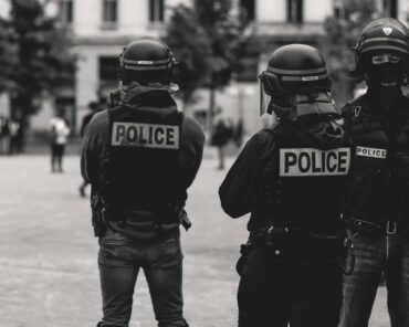 Policier de la BAC, instructeur de tir et auteur