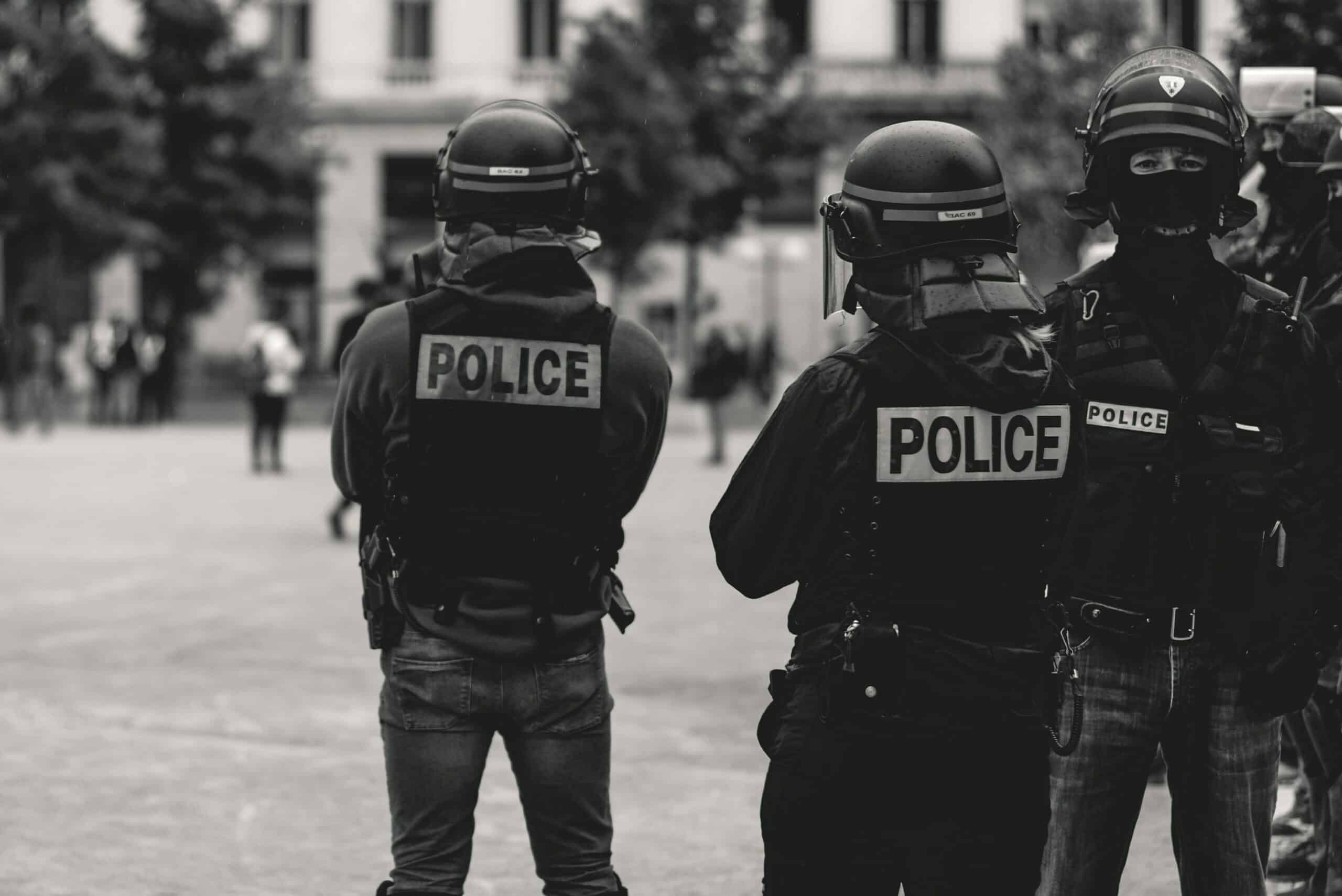 Policier de la BAC, instructeur de tir et auteur