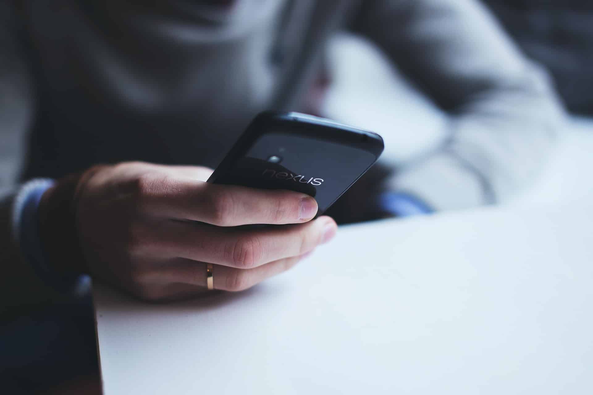 Arnaques par SMS : la menace s’intensifie