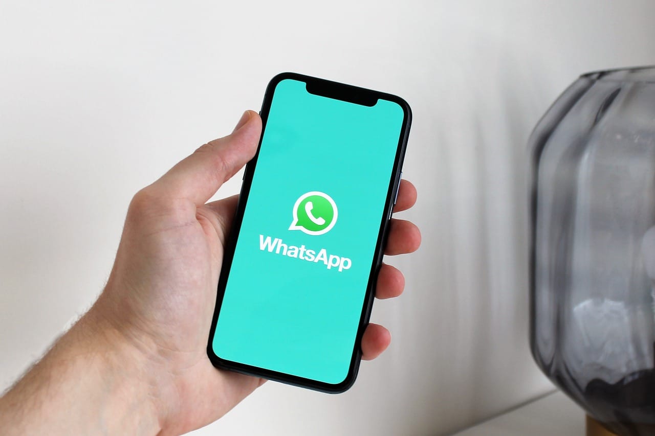 Sécurité privée : peut-on ajouter un collègue à un groupe WhatsApp