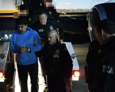 Nicolas Maduro, le président vénézuélien, escorté par des agents de la DEA à son arrivée aux Etats-Unis, après son enlèvement à Caracas le 3 janvier 2026.