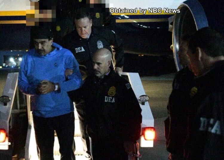 Nicolas Maduro, le président vénézuélien, escorté par des agents de la DEA à son arrivée aux Etats-Unis, après son enlèvement à Caracas le 3 janvier 2026.