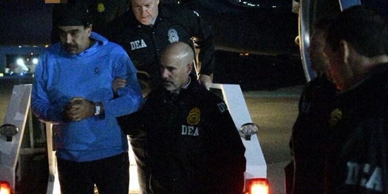 Nicolas Maduro, le président vénézuélien, escorté par des agents de la DEA à son arrivée aux Etats-Unis, après son enlèvement à Caracas le 3 janvier 2026.