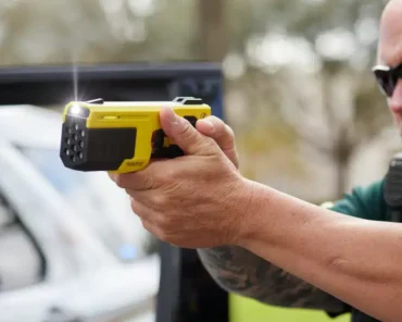 Expérimentation dans la sécurité des transports : des agents de sûreté SNCF et RATP équipés de taser