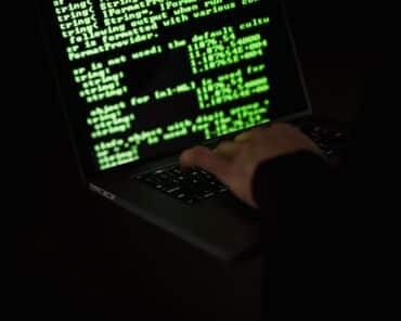 Deux jeunes hackers, mis en examen, suspectés d&rsquo;appartenir au groupe « Dumpsec »