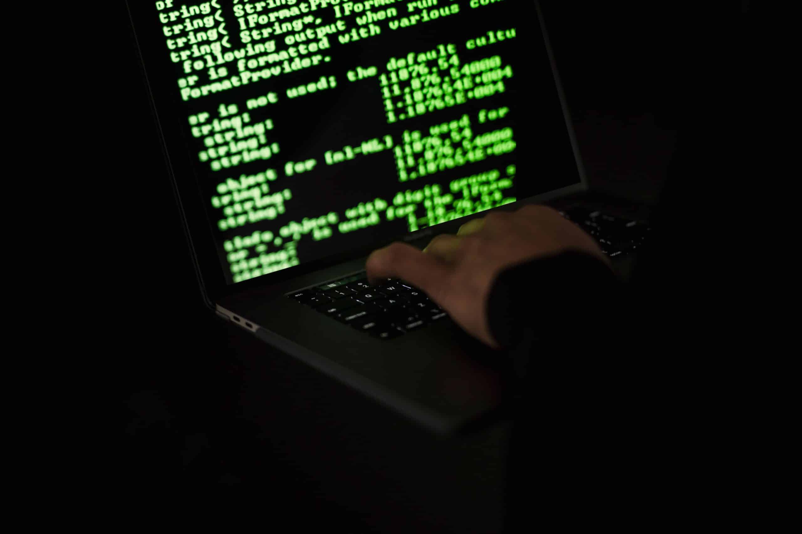 Deux jeunes hackers, mis en examens, suspectés d&rsquo;appartenir au groupe « Dumpsec »
